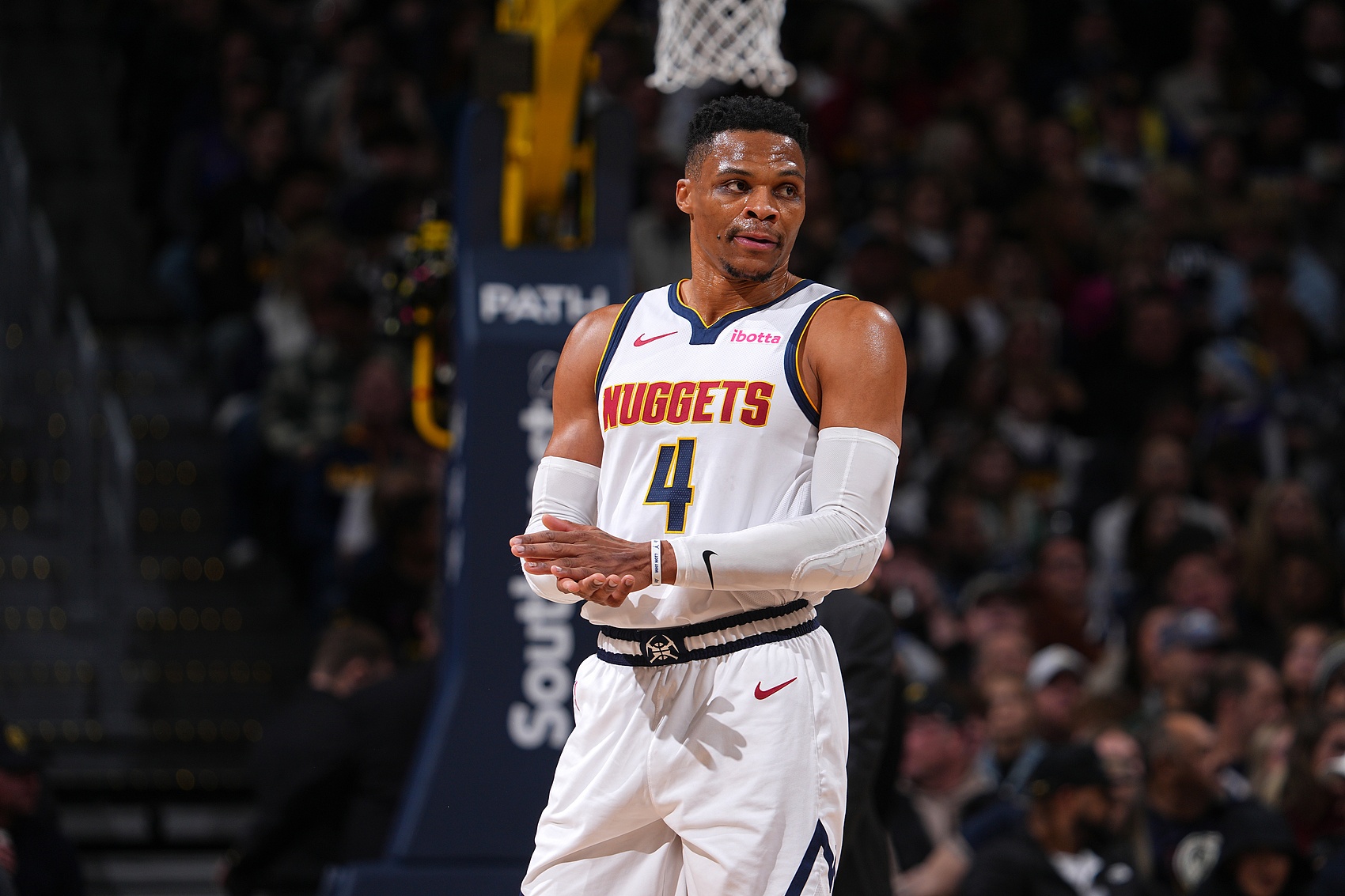 主裁：夸安萨拉拽丘库埃梅卡没判罚？这是极轻微、无效的拉拽（主裁解释未判罚夸安萨拉拽丘库埃梅卡：拉拽极轻微且无实质影响）