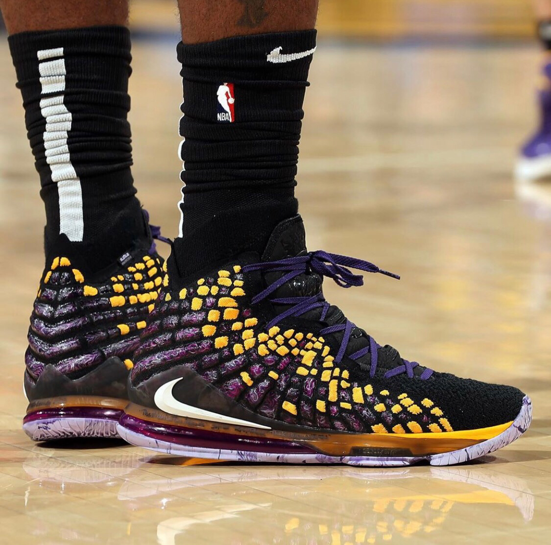 洛里：温哥华的人造草皮质量太差，在这样的场地比赛不可接受（洛里怒批温哥华人造草皮：质量不过关，难以接受在此作战）