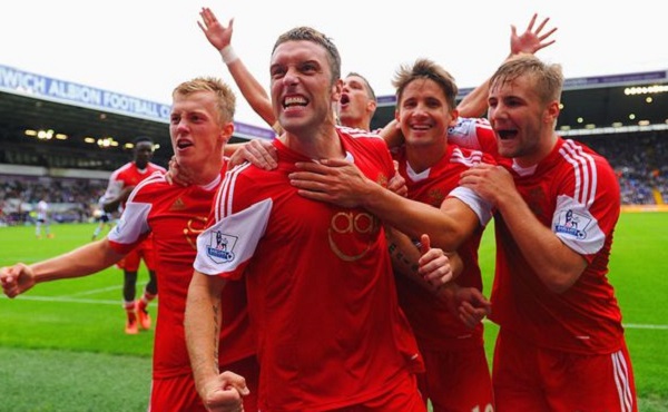 记者：哲凯赖什手指骨折，但他带伤坚持参加比赛和训练