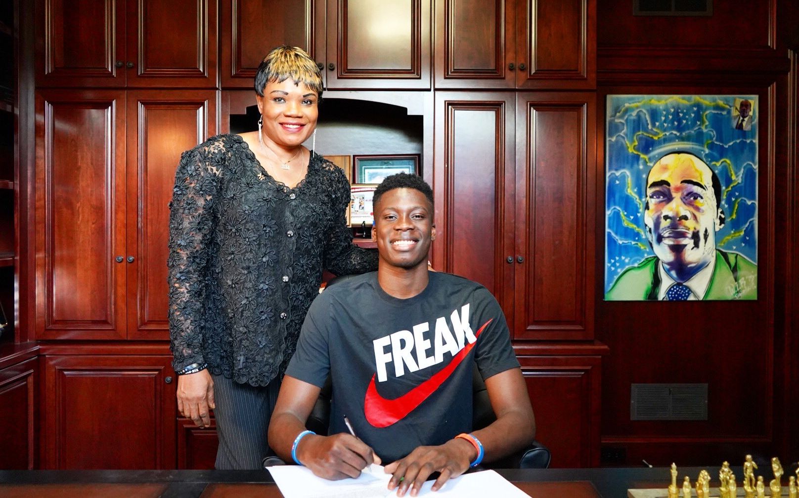 字母哥复出半场砍两双，雄鹿12记三分，半场1分领先（字母哥复出半场两双，雄鹿外线轰进12记三分，半场仅领先1分）